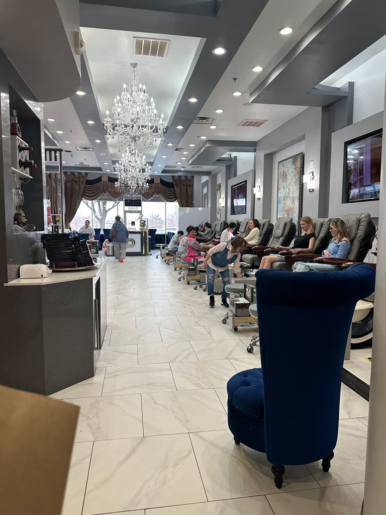 Deluxe Nails Salon interior 7