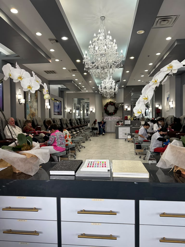 Deluxe Nails Salon interior 6